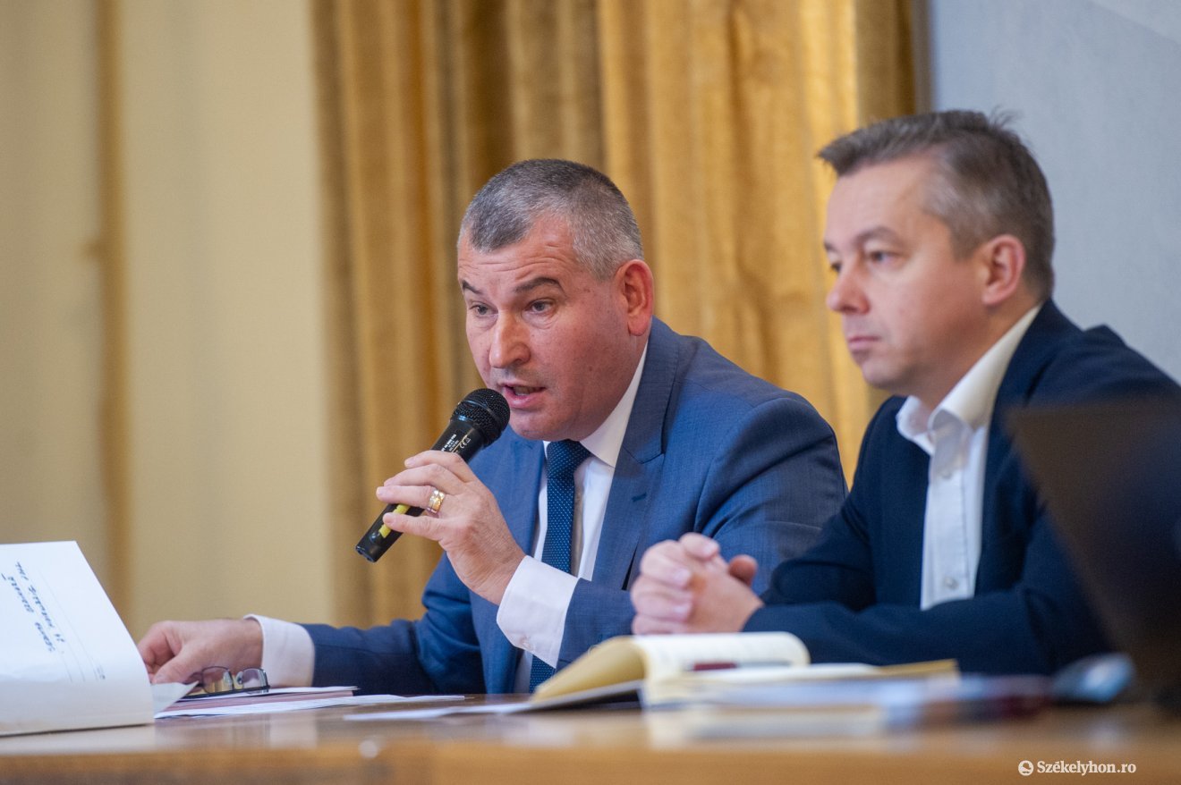 Gálfi Árpád és Ölvedi Zsolt. A városvezető kiáll az alpolgármester mellett •  Fotó: Beliczay László