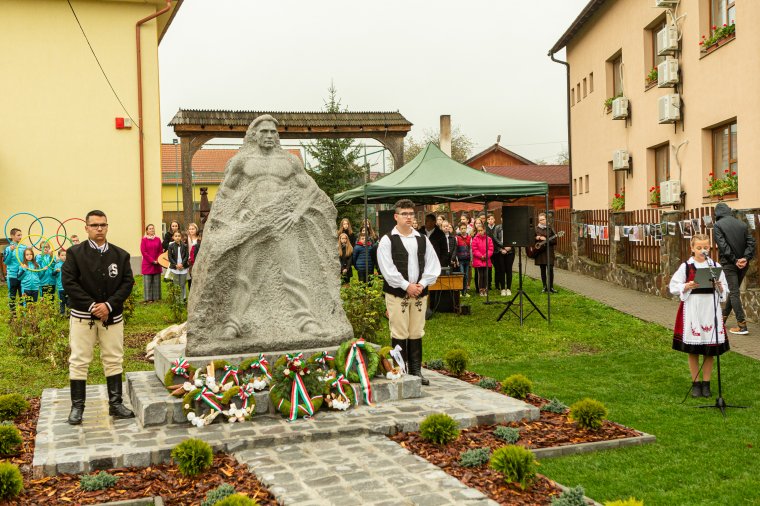 Felnézhetünk életnagyságú szobrára