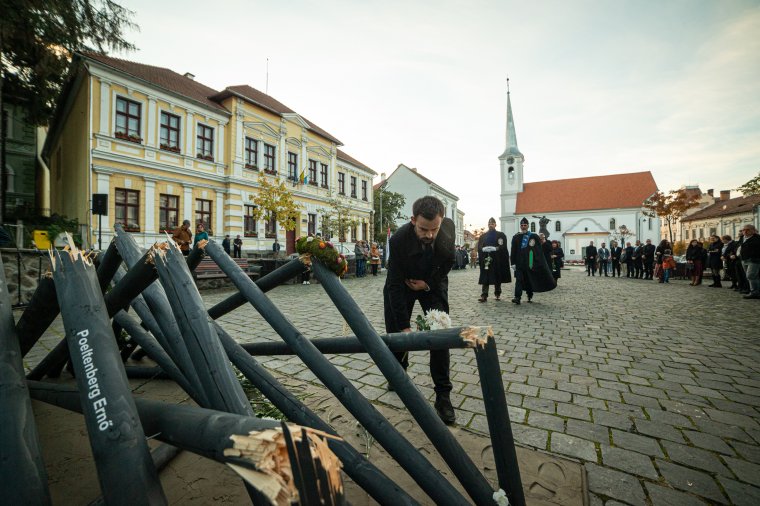 A hősökre emlékeztek Székelyudvarhelyen, köztéri alkotással tisztelegnek az emlékük előtt