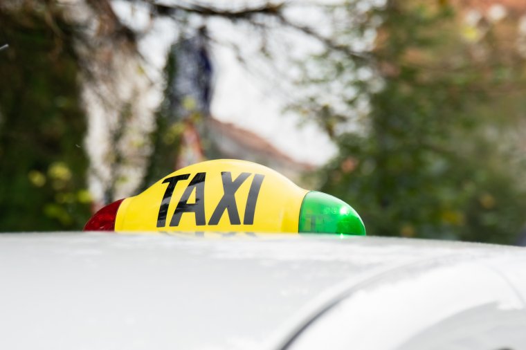 Megtagadta egy korábbi miniszterelnök fuvarozását egy bukaresti taxis, most már bánhatja