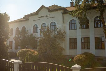 Mondjanak bármit is az önkormányzati képviselők, megújul a Tompa László Általános Iskola