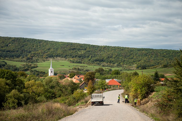 A tervezettnél lassabban halad a jelentős mértékű útfelújítás Udvarhelyszéken
