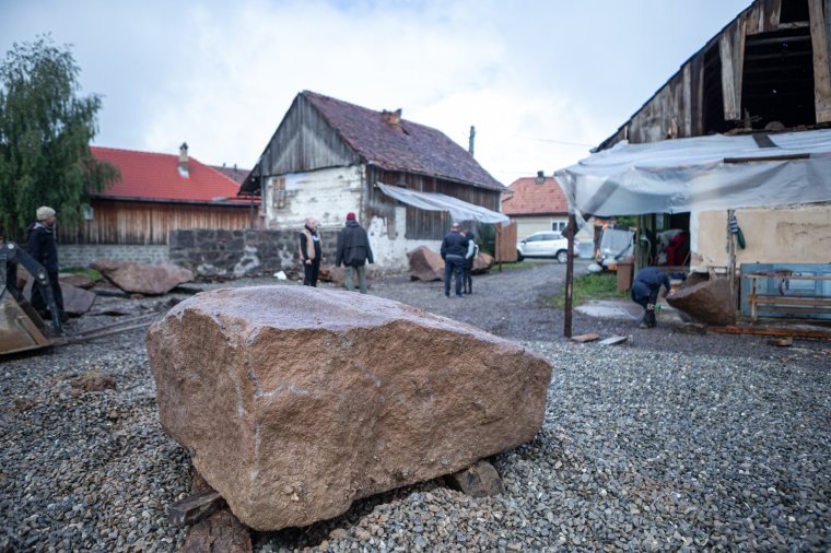 Szobrászművészek alkotnak Kápolnásfaluban
