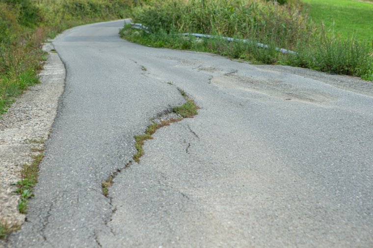 Jelentősen megrongálódott a telekfalvi út egy szakasza, pénzre van szükség a javításhoz
