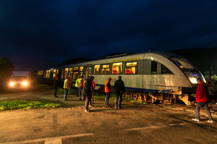 Visszahelyezték a sínekre a kisiklott vonatot, feloldották a forgalomkorlátozást