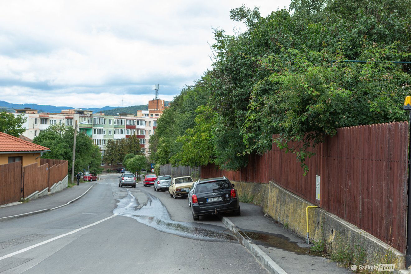 Még várni kell a szivárgást okozó hibás vízvezeték javítására •  Fotó: Erdély Bálint Előd
