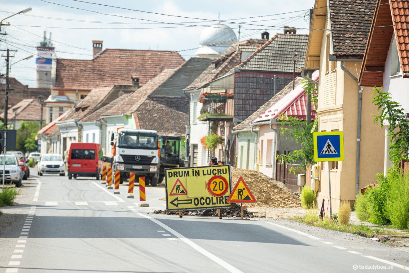 Jelenleg az esővíz-elvezetés megoldása zajlik, fél sávon lezárták az utat •  Fotó: Erdély Bálint Előd