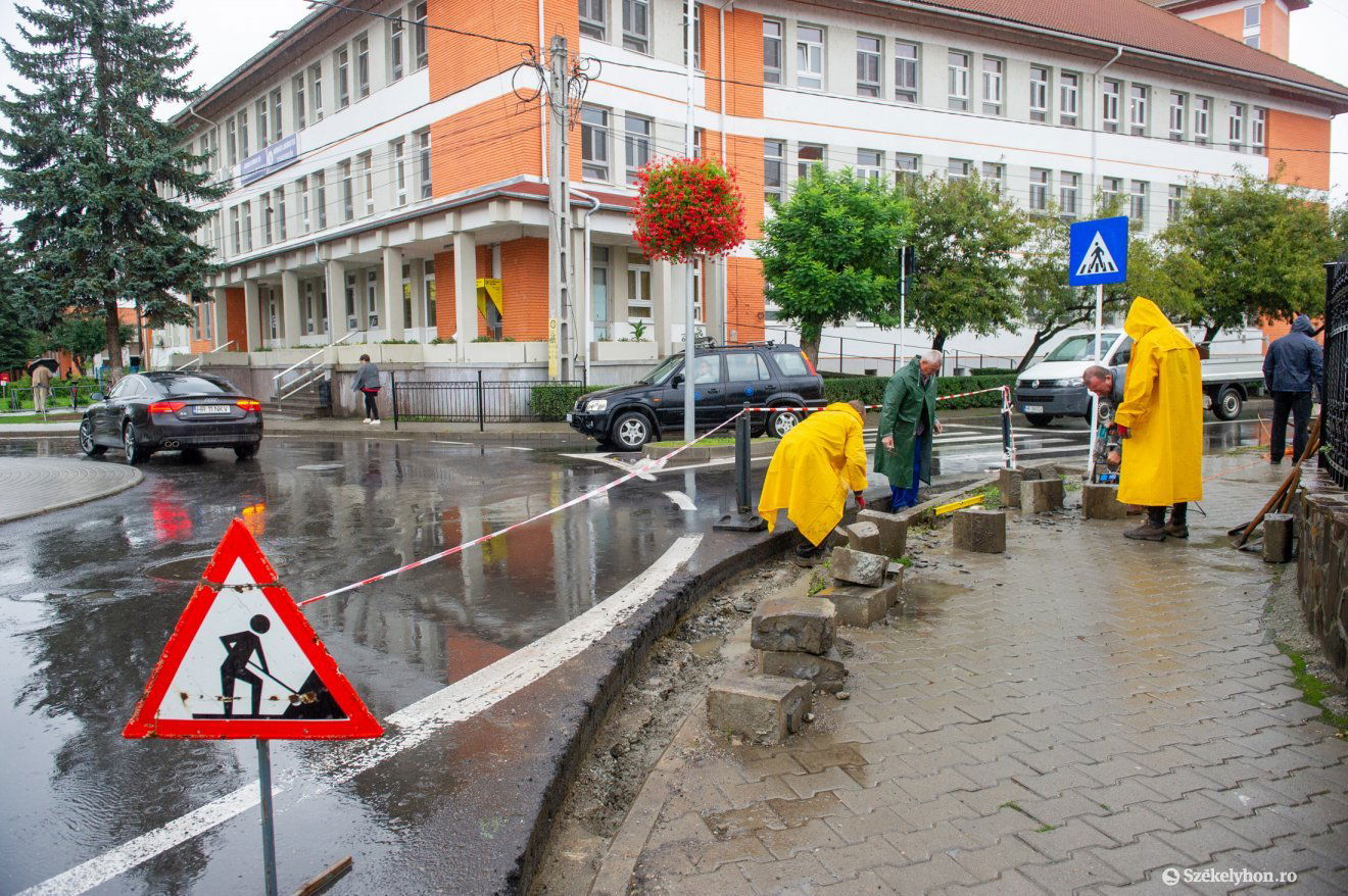 A nagy buszoknak könnyebb lesz, a kisebbeknek meg se kottyan majd a körforgalmon való áthajtás •  Fotó: Beliczay László