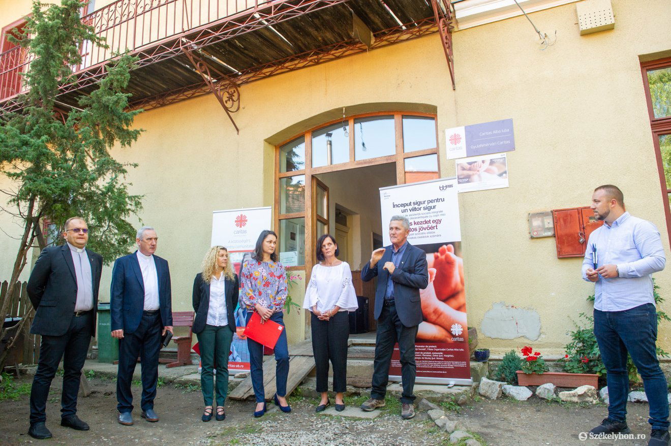 Pszichológus, pedagógus, szociális munkás és egészségügyi asszisztens is lesz a központban •  Fotó: Beliczay László