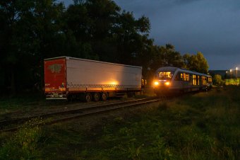 Ideiglenesen leállt a vasúti közlekedés egy vonat és kamion ütközése miatt