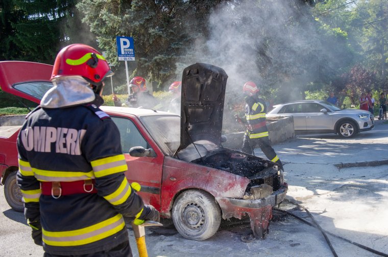 Lángra kapott egy gépkocsi Székelyudvarhely egyik utcáján