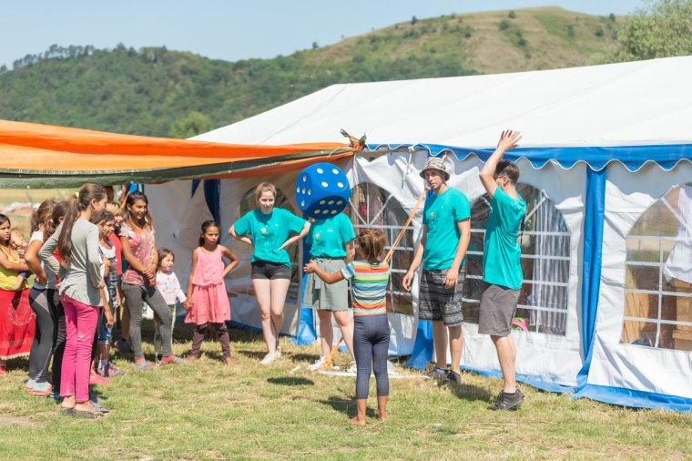 Szelíd nevelés „Vadgalambfalván”: gyerektábort tartanak a romatelepen