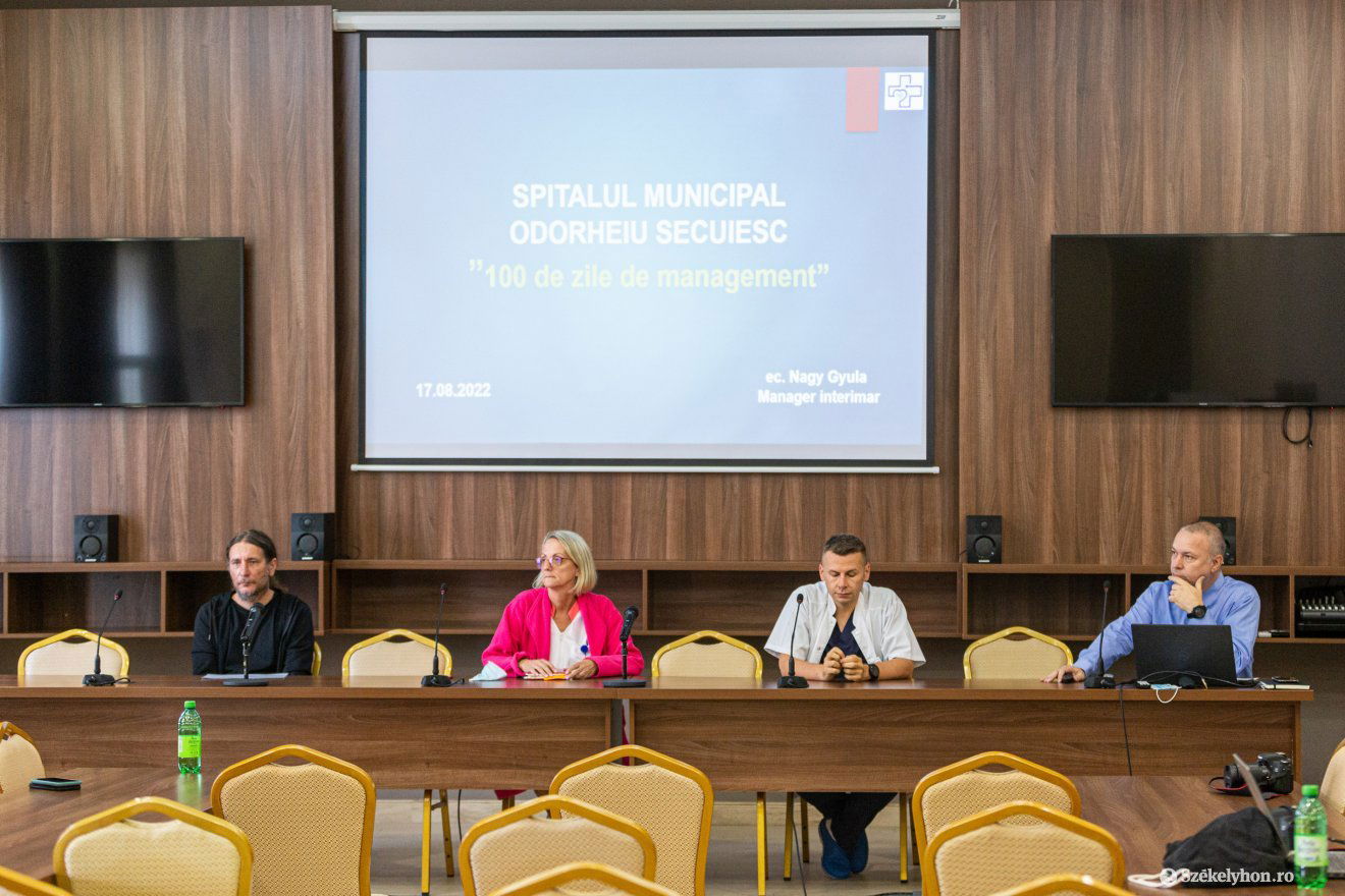 A jövőre nézve fontos, hogy a döntéseknek is az legyen az elsődleges szempontja, hogy a páciensek minél jobb ellátást kapjanak – hangzott el a sajtótájékoztatón •  Fotó: Erdély Bálint Előd