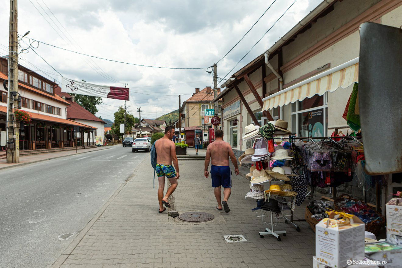 Alig vannak turisták a bányakörnyéki sétányon. Ilyenre még a járványos években sem volt példa főszezonban •  Fotó: Erdély Bálint Előd