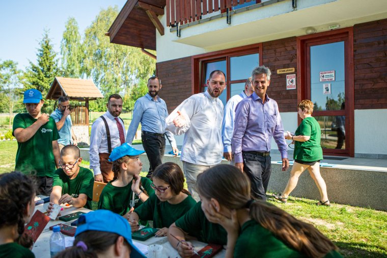 Gyerekzsivajtól hangos a megújult erdélyi Erzsébet-tábor