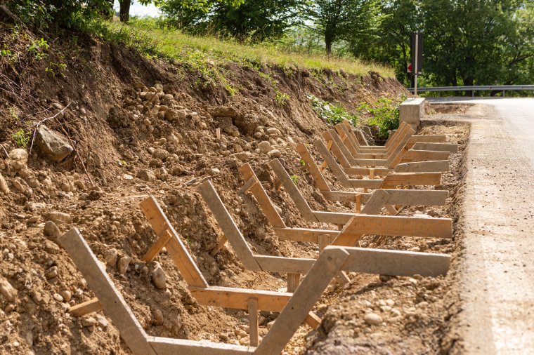 Betonsáncokkal védik meg a leányerdei utat
