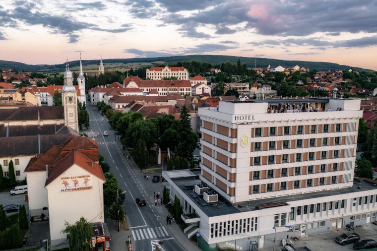 Nagy kihívás volt, de beérett a munka gyümölcse: hivatalosan is újranyitott a Hotel Küküllő