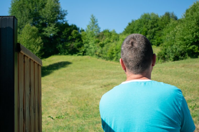 Hárombocsos anyamedve ólálkodik fényes nappal a fenyédi házaknál