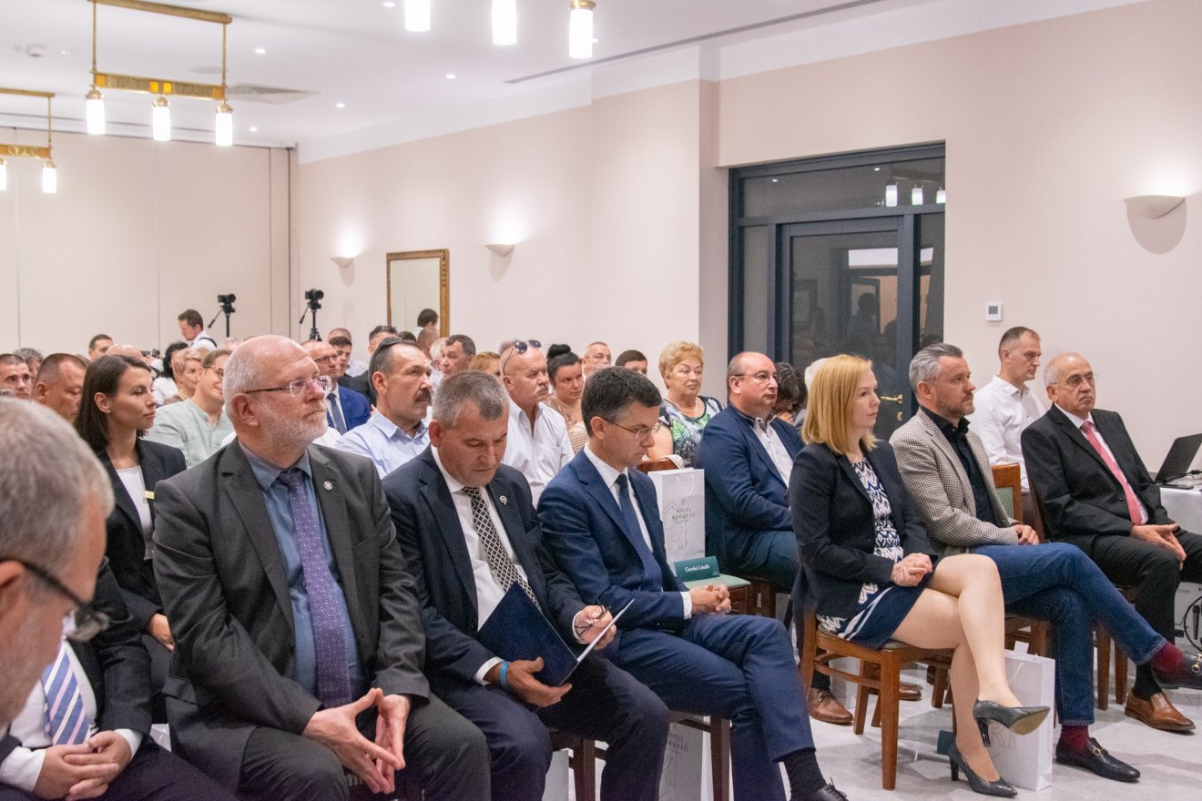 Politikai elöljárókkal és díszvendégekkel telt meg a Budvár-terem •  Fotó: László Ildikó
