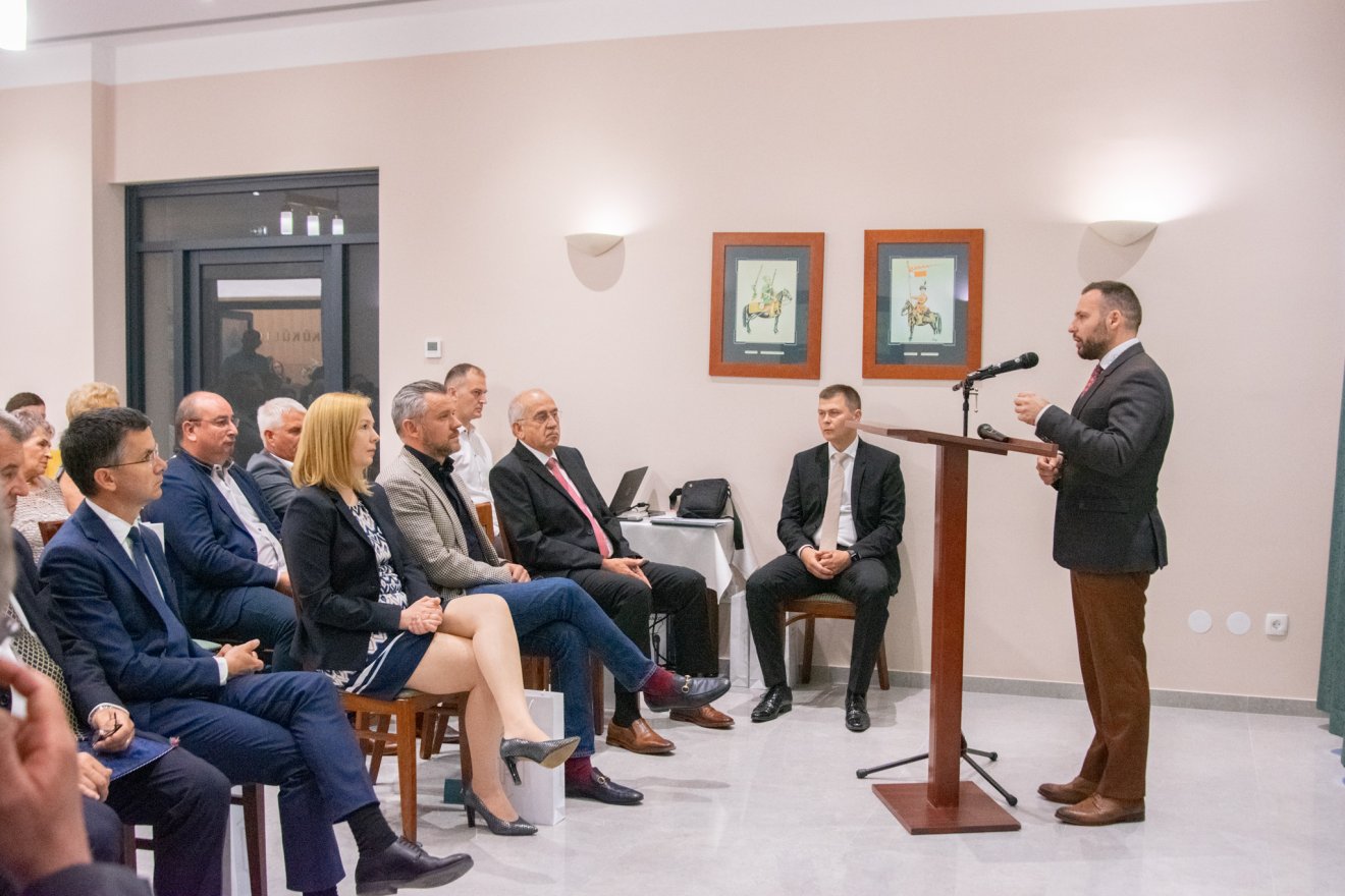 Főkonzuli, polgármesteri, szenátori és megyeitanács-alelnöki (képünkön épp az utóbbi) felszólásra is sor került a hangulatos megnyitón •  Fotó: László Ildikó