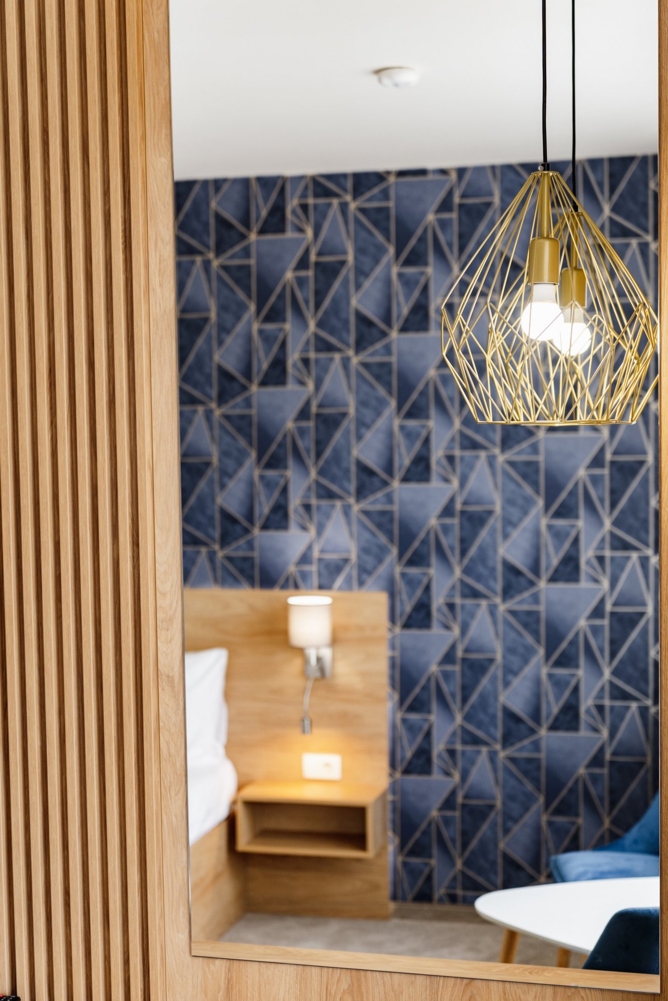 Impozáns világítótestek és sok-sok fény jellemzi a szobákat •  Fotó: Hotel Küküllő