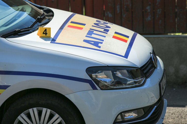 Heten sérültek meg, miután oszlopnak ütközött egy kisbusz
