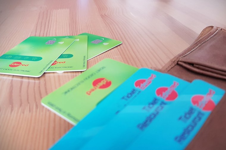 Érkezik a 250 lejes segély, eddig több mint másfél millió személy nevére nyomtattak kártyát