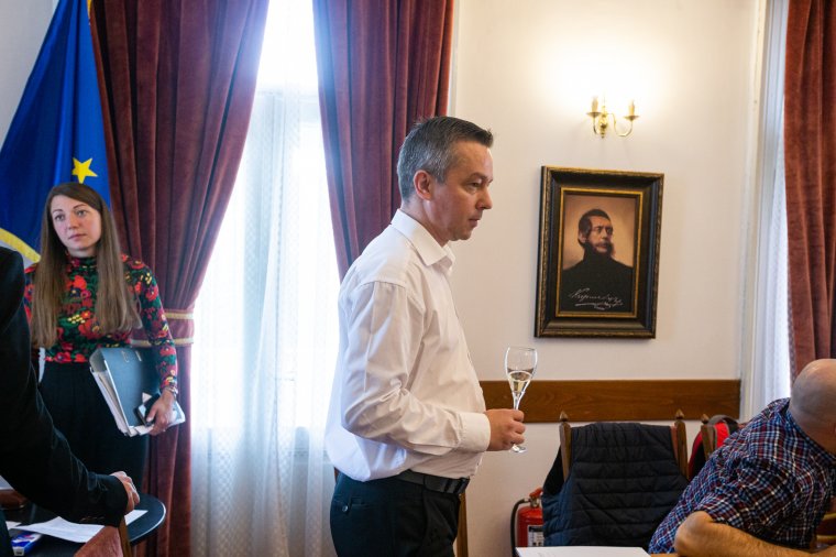 Titkos szavazással, egyöntetűen támogatva: „komoly munkára vállalkozik” az új alpolgármester