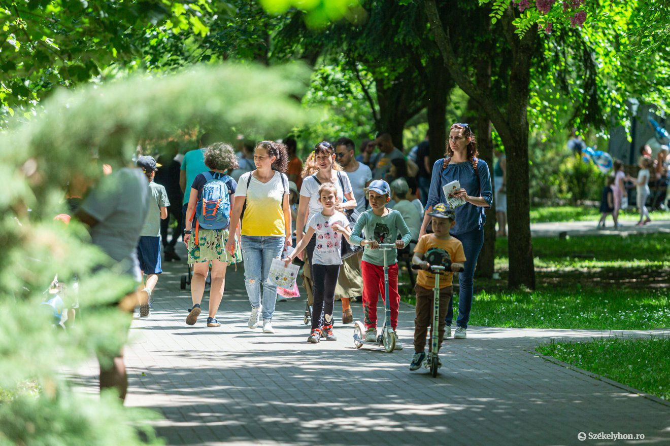 Szombaton megtelik családokkal a városi park •  Fotó: Erdély Bálint Előd