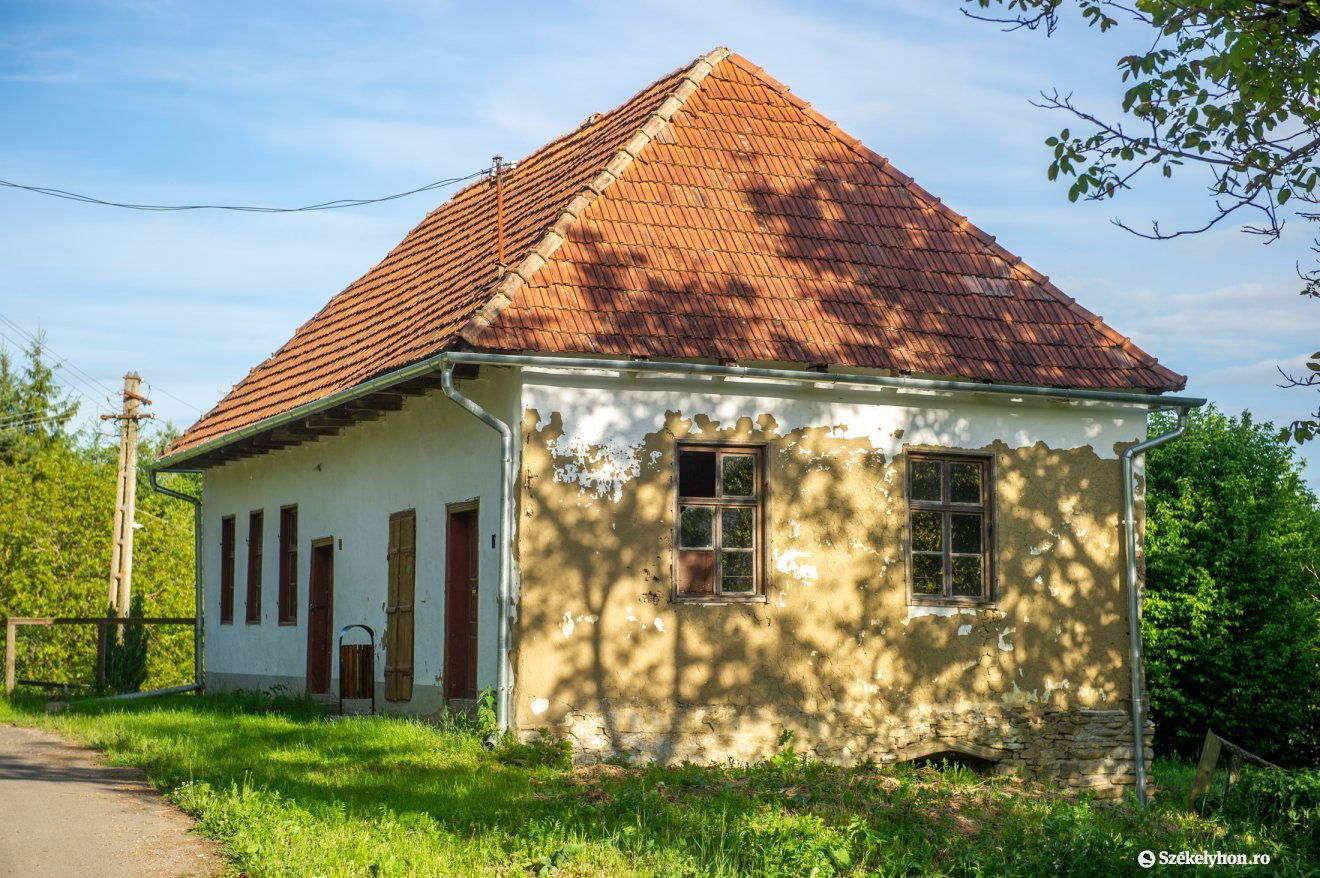 A leromlott állapotú épület Kiskedén •  Fotó: Beliczay László