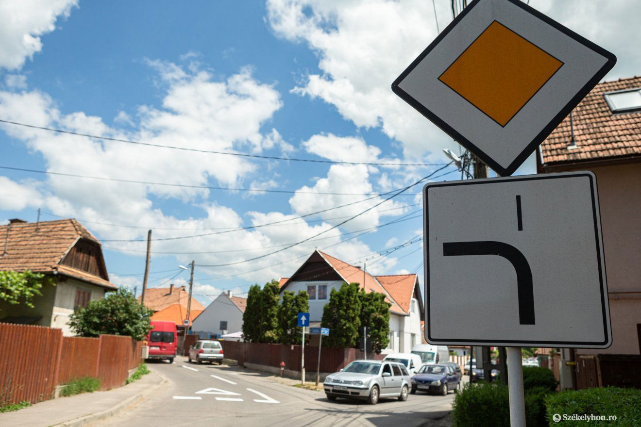 Elsőbbségadás főúton. Ki fogják javítani az elrontott festést •  Fotó: Erdély Bálint Előd