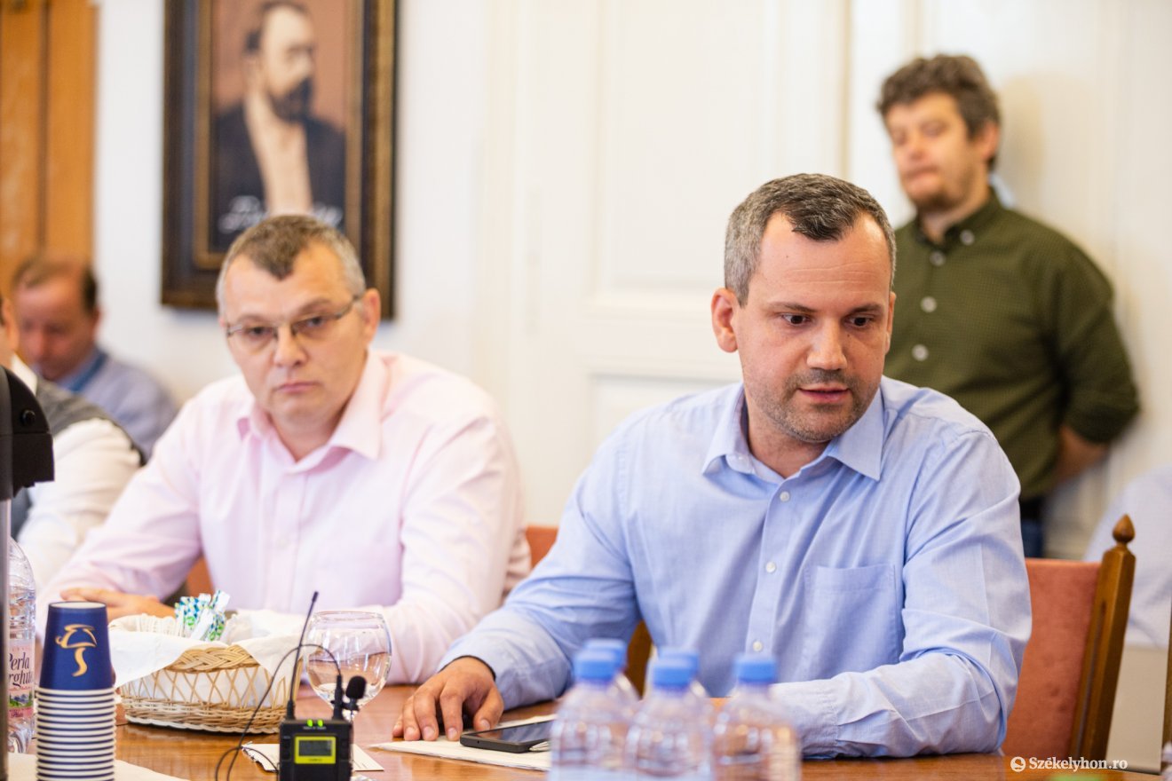 Benedek Árpád Csaba és Berde Zoltán az RMDSZ-frakcióban •  Fotó: Erdély Bálint Előd