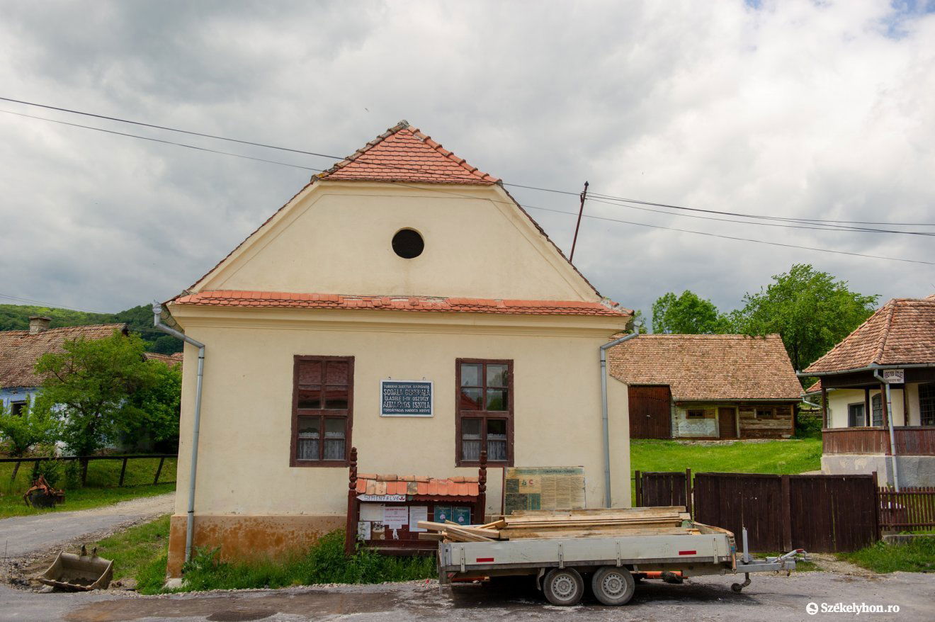 A tordátfalvi iskola épülete a Nyikó menti faluban •  Fotó: Beliczay László