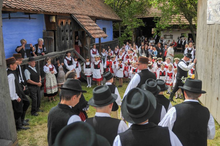 Gyermeklakodalom Máréfalván