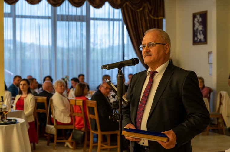 Székelyudvarhelyi tűzzománcművész kapta a közjó szolgálatáért járó Rotary-díjat