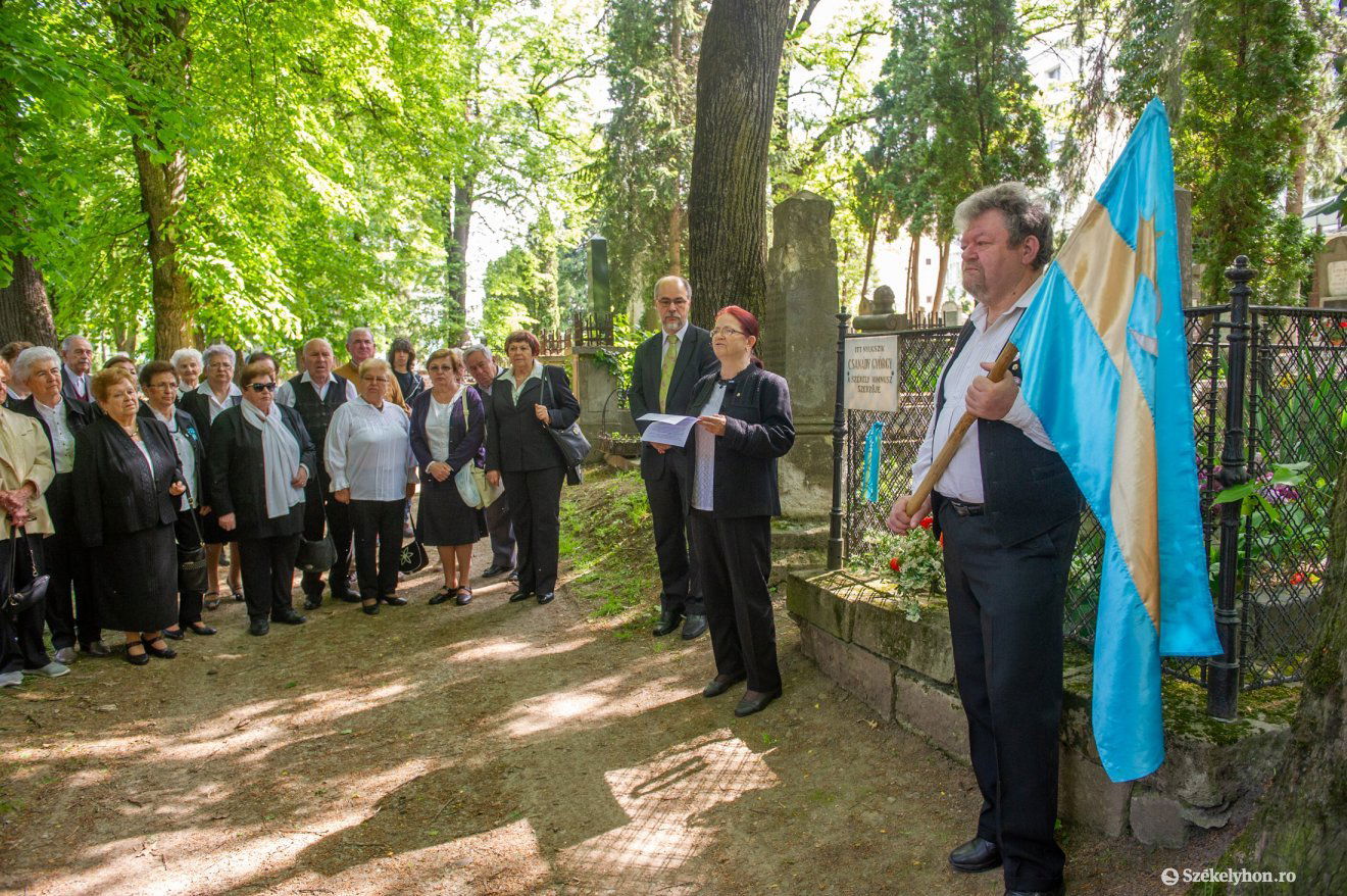 A székely himnusz szerzőjének, Csanády György síremlékének a koszorúzása Székelyudvarhelyen  a székely nemzeti dal  születésének százéves évfordulóján •  Fotó: Beliczay László