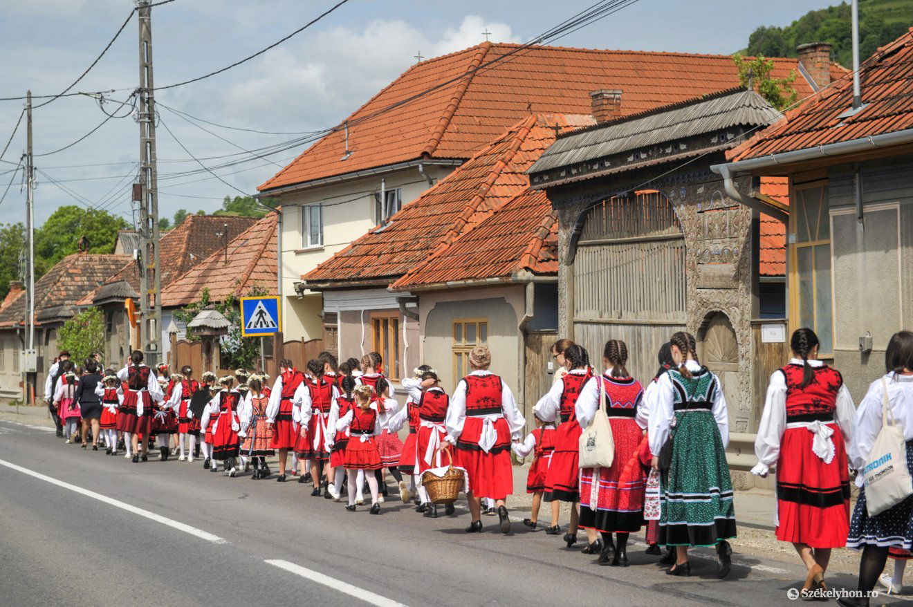 Zeneszóval vonultak tavaly is Máréfalván a székelyruhát viselő gyermekek. Archív •  Fotó: Beliczay László