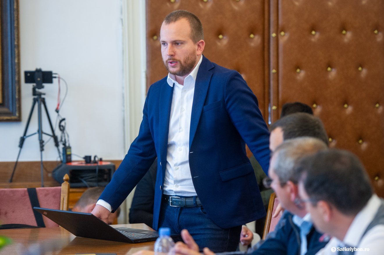 Elköszönt Albert Sándor lemondott városmenedzser is •  Fotó: Beliczay László