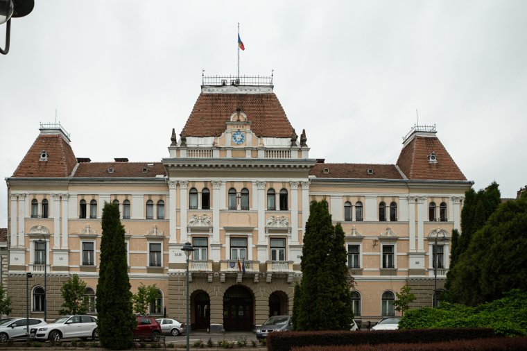 Pert nyert a volt osztályvezető: újra alkalmazni kell, és kifizetni az elmaradást