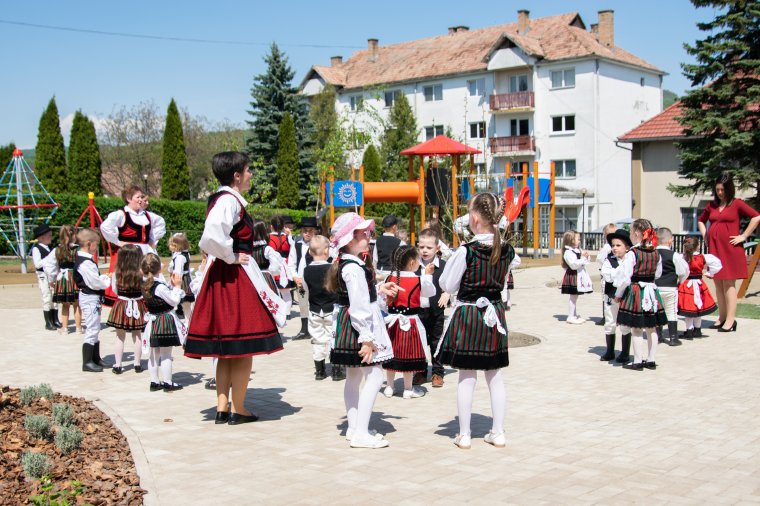 Új, korszerű játszóteret avattak Farkaslakán