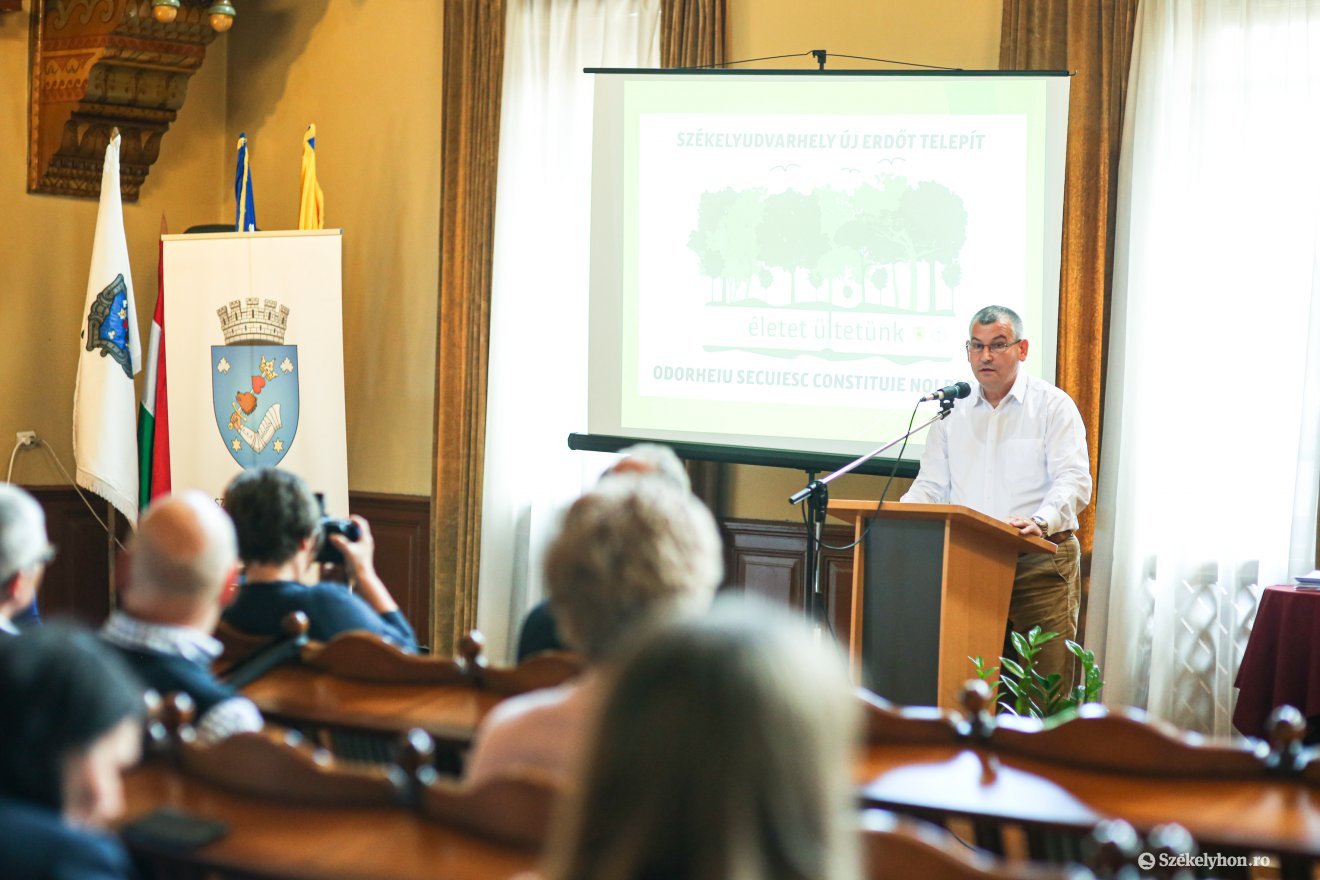 Az ültetési akció kiértékelője •  Fotó: Erdély Bálint Előd