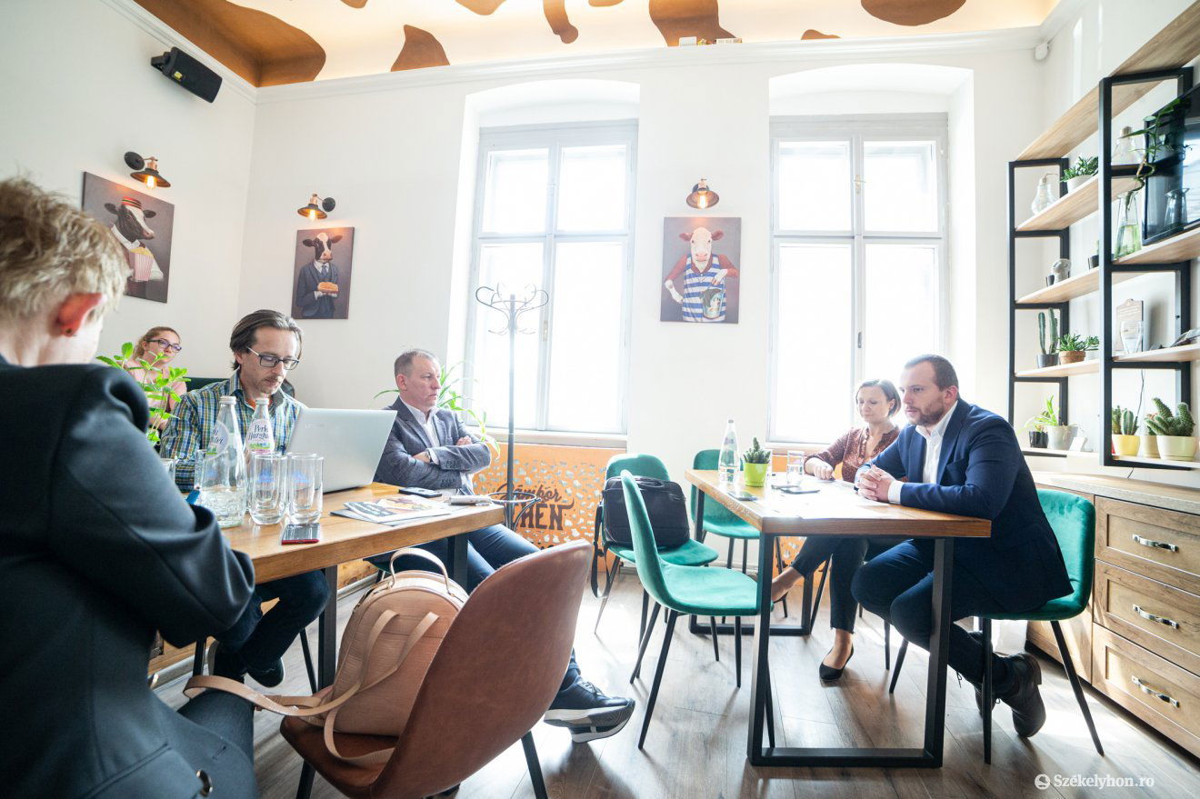 Sem az alpolgármester, sem a városmenedzser nem tudott tovább dolgozni a hivatalban uralkodó állapotok miatt •  Fotó: Erdély Bálint Előd