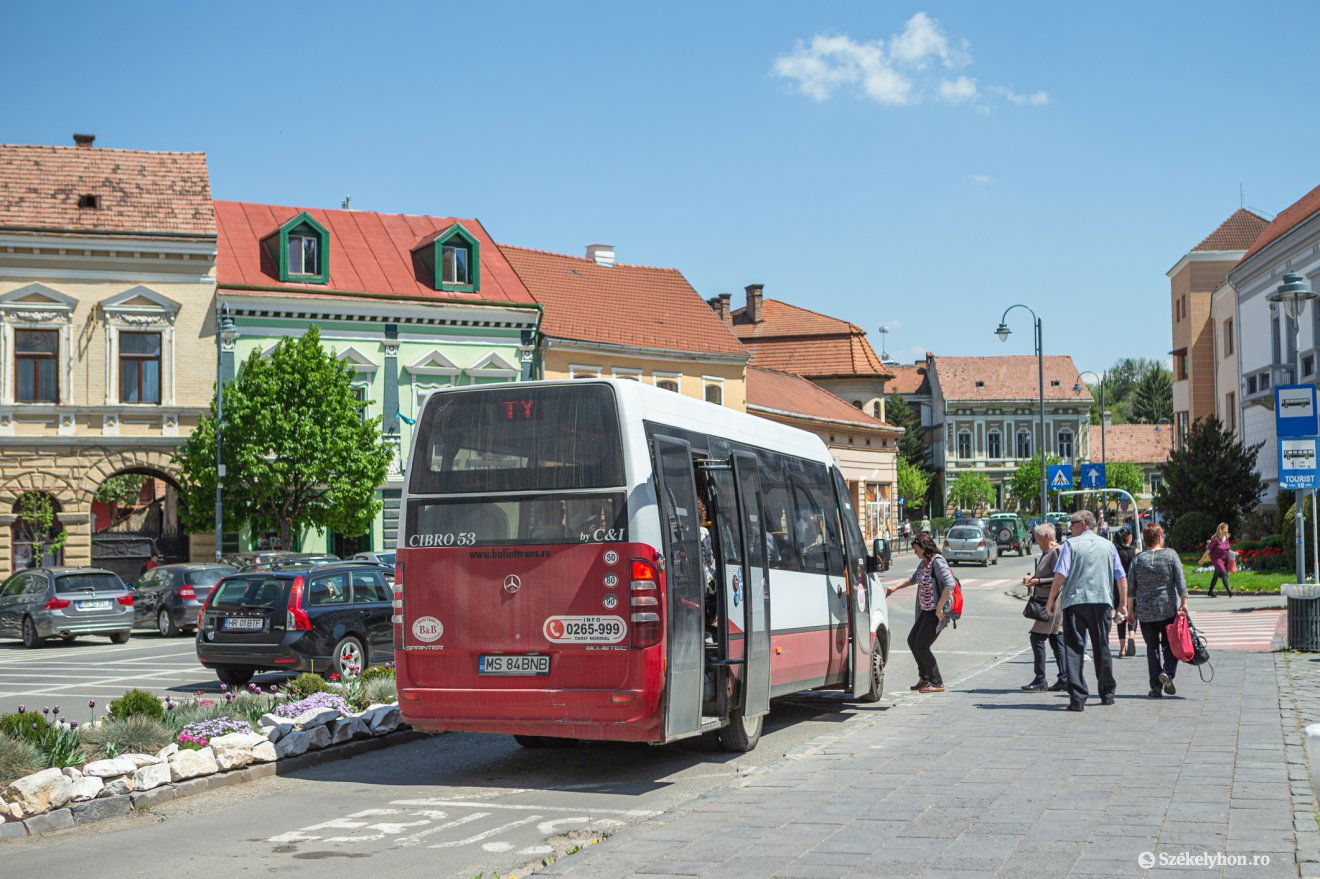 Felszállók. Leszálló ágban a székelyudvarhelyi tömegközlekedés •  Fotó: Erdély Bálint Előd