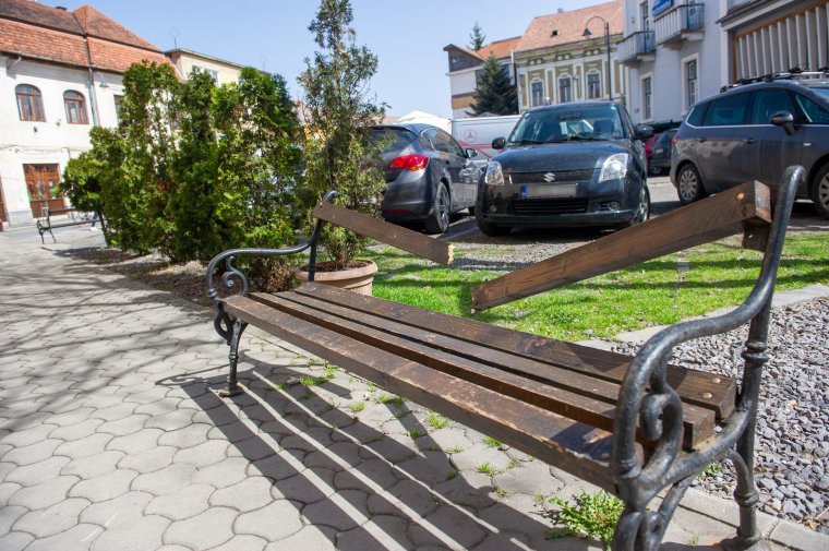 Ismét megrongálták a Székelyudvarhelyi Egyetemi Központ előtti padokat