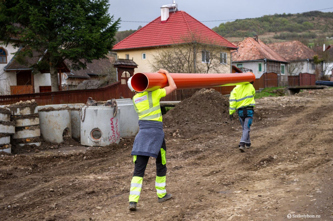 Tízből négy lakosnak nincs közvetlen hozzáférése otthonában a települési csatornahálózathoz •  Fotó: Beliczay László