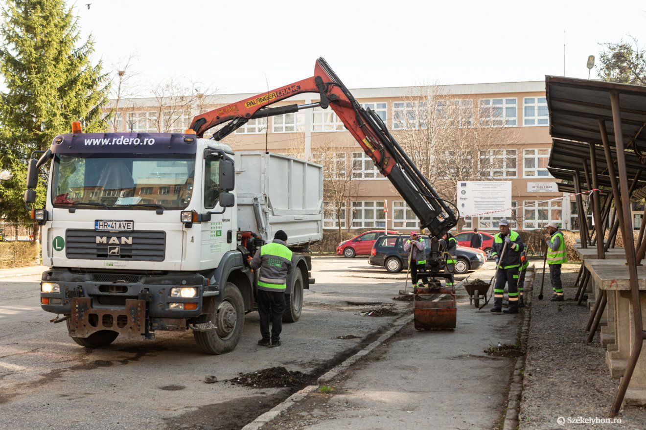 Tavaszi nagytakarítás a Bethlen-negyedben •  Fotó: Erdély Bálint Előd
