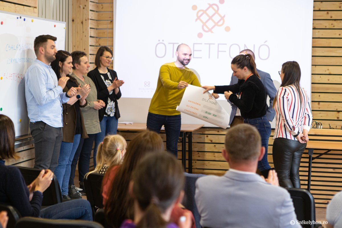 A jó ötletért taps, mosoly és pénz is jár: Bíró Ervin Lóránd önkormányzati képviselő nyújtja át a díjat Kiss Éva-Gabriellána, a Köz. csapat tagjának &bullet;  Fotó: Erdély Bálint Előd