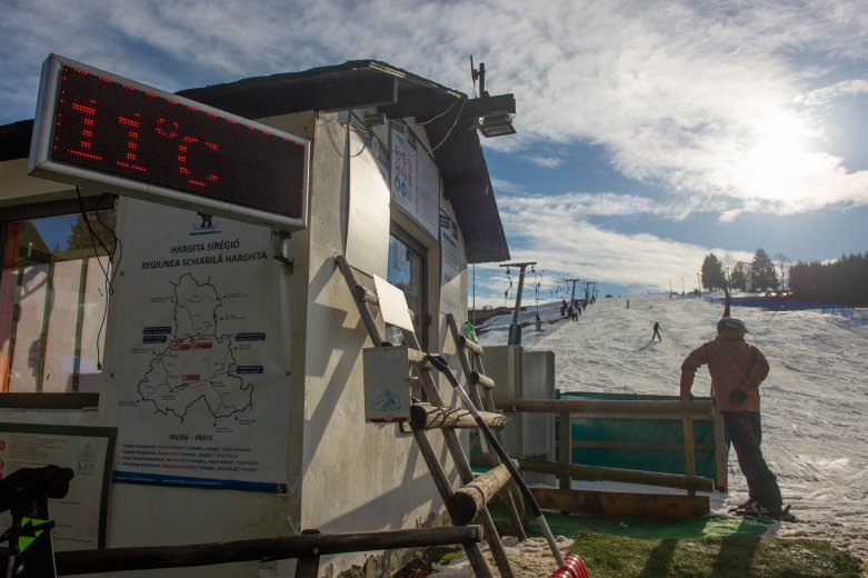 Tavaszias februári napon is nyitva vannak a sípályák