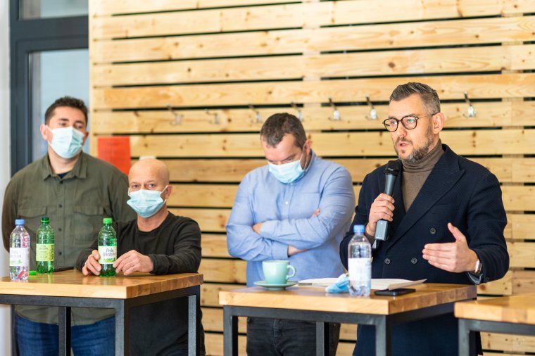 Bemutatta támogatóit Antal Lóránt