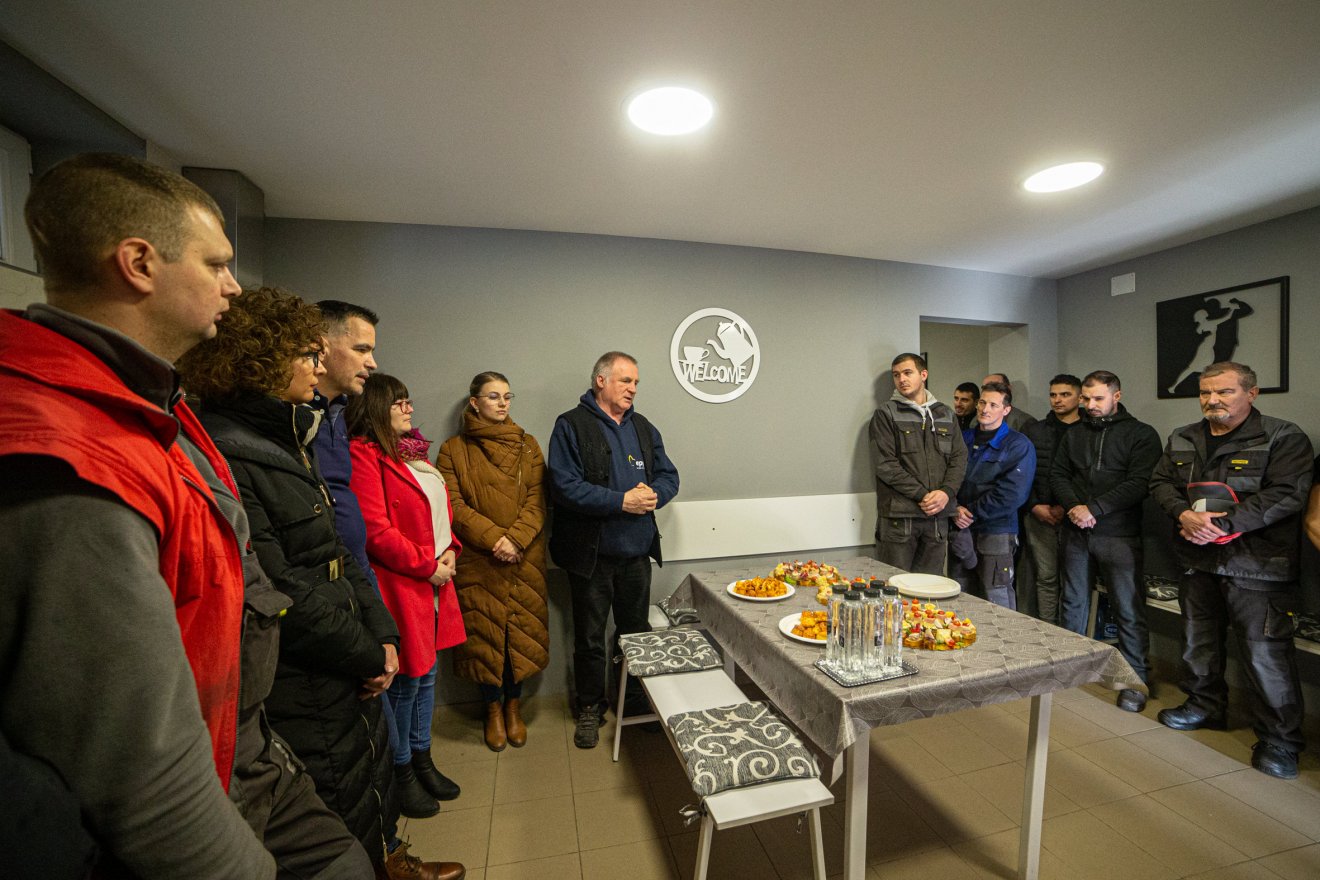 Ezután üdvözölte a Scut Protection munkaközösségét… •  Fotó: Erdély Bálint Előd